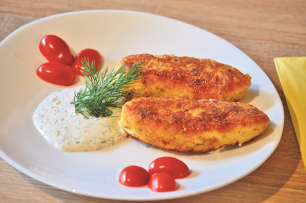 Kā izmantot iepriekšējā dienā pāri palikušos vārītos kartupeļus, trīs bērnu māmiņai Evai Atslēgai ir laba recepte. Viņa gatavo gardu un sātīgu ēdienu – viltotos cepelīnus.
Autors: Sandra Pētersone