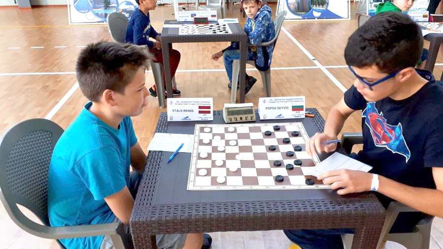 Reinis Štāls (no kreisās) spēlē pret Deividu Popovu no Bulgārijas.
Autors: Jānis Štāls