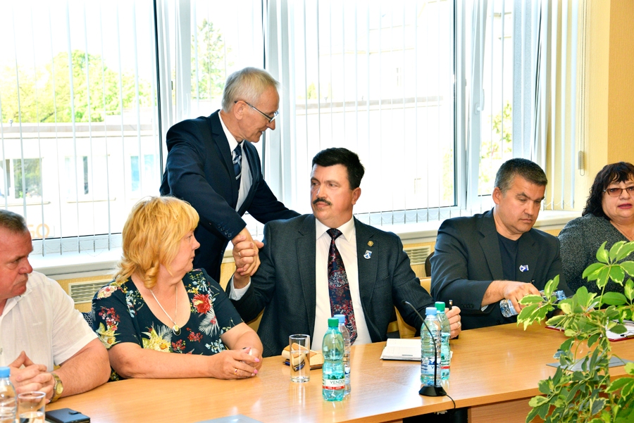 Arnoldu Jātnieku, Bauskas novada domes jauno priekšsēdētāju, sveic viņa vietnieks Voldemārs Čačs.
Autors: Ivars Bogdanovs