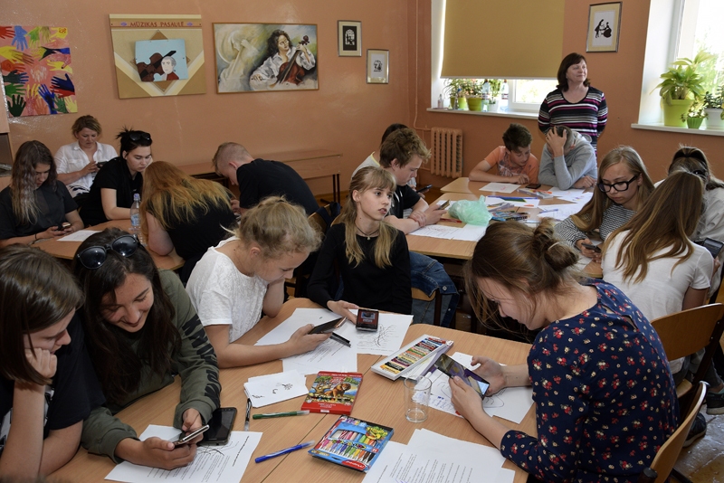 Eiropas nedēļā Pilsrundāles vidusskolā projektā strādā vietējie skolēni un Polijas Gliņankas skolas audzēkņi.
Autors: Ivars Bogdanovs