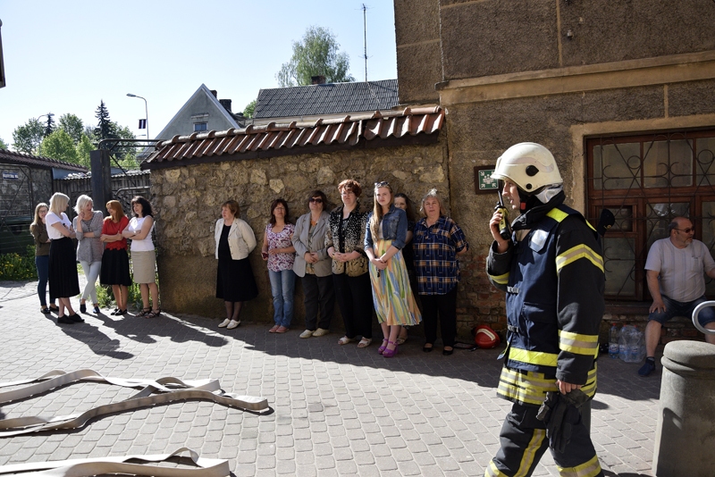 Ugunsdzēsēju mācību laikā no ēkas tika evakuēti Kultūras centra, kā arī bibliotēkas darbinieki.
Autors: Ivars Bogdanovs