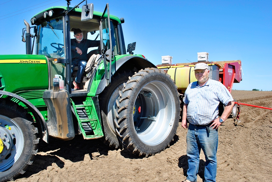 Ar darbu gaitu Ilmārs Pētersons, šķiet, ir apmierināts, jo divas trešdaļas kartupeļiem iecerētās platības jau apstādītas.
Autors: Ruta Keiša