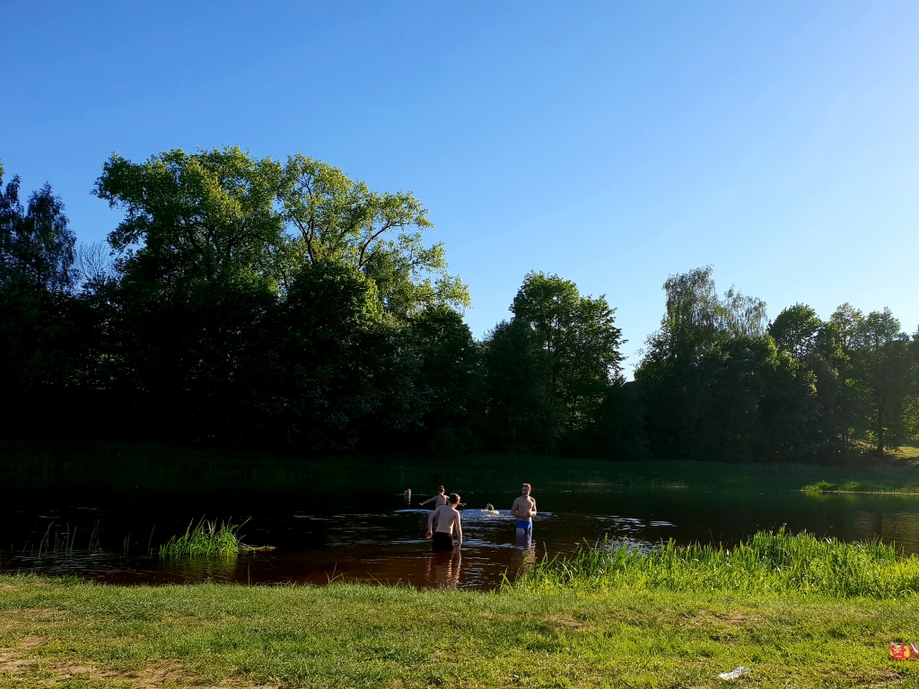Brīvdienās daudz peldētāju pulcējās Mūsā pie pilsētas stadiona. Atūtnieki atzina, ka ūdens sākumā licies auksts, bet vēlāk upē devušies jau vairākas reizes pēc kārtas.
Autors: www.bauskasdzive.lv