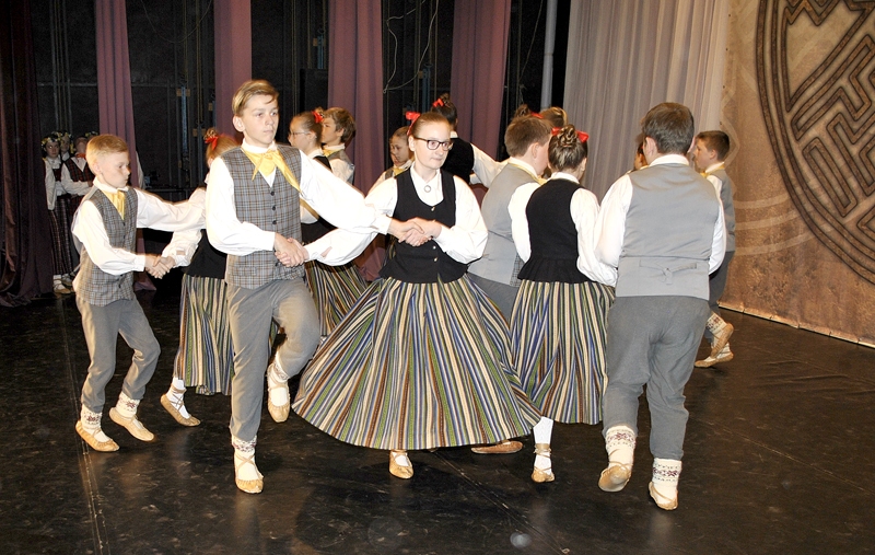 Uzstājas Īslīces vidusskolas 5. – 6. klašu deju kolektīvs.
Autors: Vilnis Auzāns