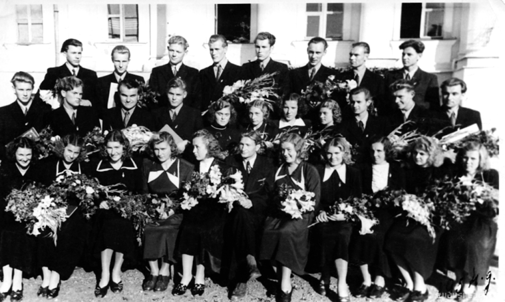 Saulaines lauksaimniecības tehnikuma audzēkņu izlaidums 1954. gadā.
Autors: no www.fenikssfun.com/bildes/izlaidumi