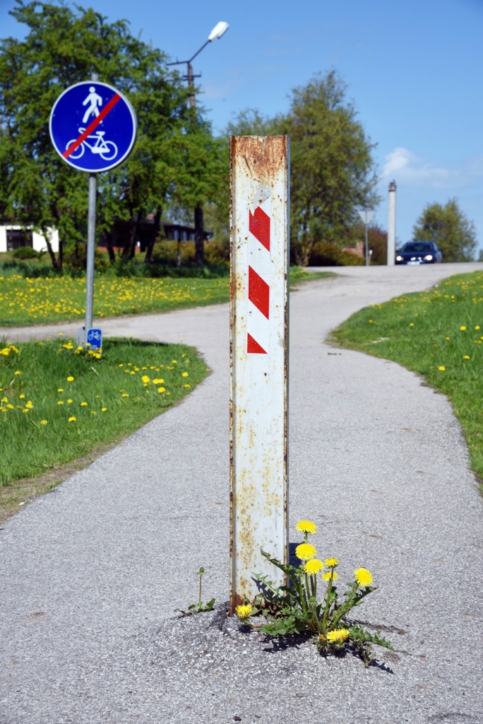 Metāla konstrukcijas uz gājēju celiņa pie Mēmeles tilta, kas nav draudzīgas gājējiem un velosipēdistiem, pašvaldība sola demontēt.
Autors: Uldis Varnevičs