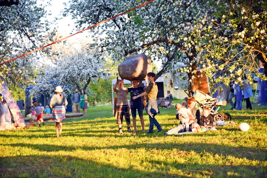«Āboļdārzā» ar aktivitātēm aizrāvās bērni, tai skaitā arī ar butaforiska akmens staipīšanu.
Autors: Uldis Varnevičs