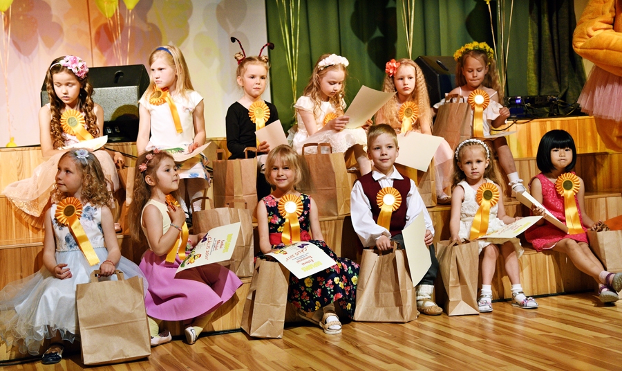 Konkursa «Cālis 2018» dalībnieki aplūko saņemtās balvas un diplomus.
Autors: Uldis Varnevičs