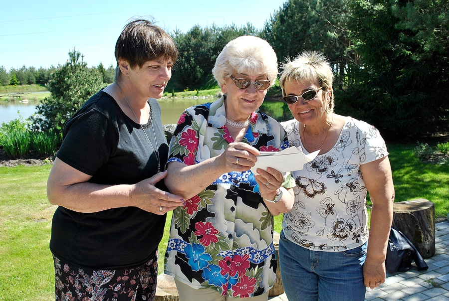 Skolotājas Rita Rozmisa (no kreisās), Tekla Zone un Ināra Graudiņa, seno laiku fotogrāfijas pārskatot.
Autors: Vilnis Auzāns