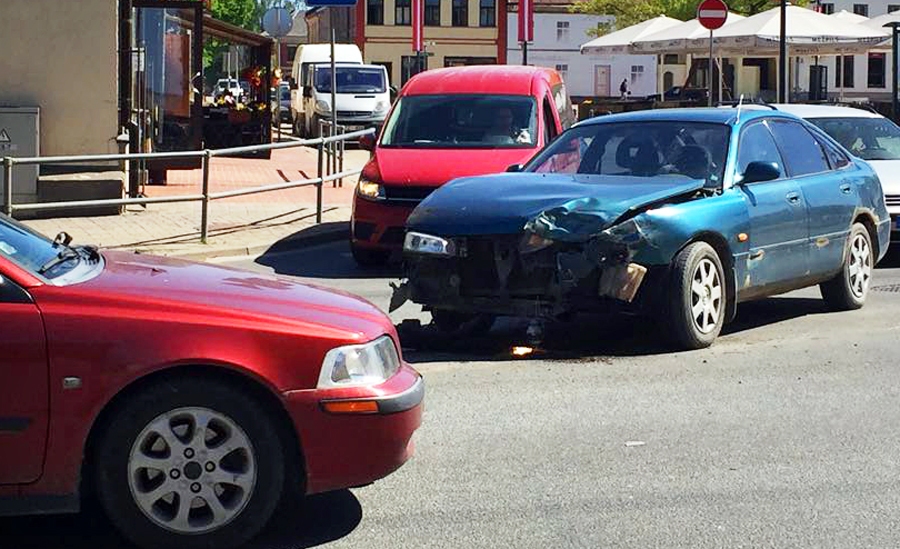 Kalna un Rīgas ielā pēc divu auto sadursmes transporta kustība ilgu laiku bija apgrūtināta.
Autors: Aculiecinieka foto