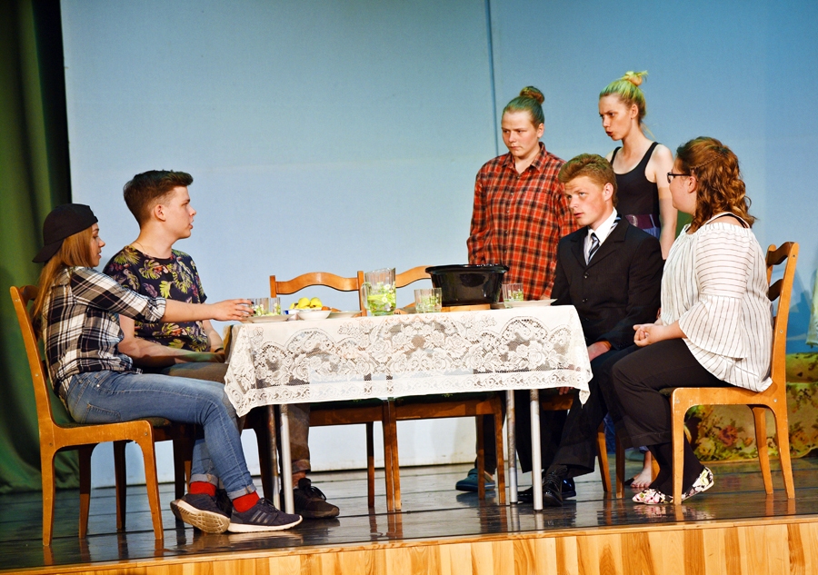 Ģimenes tēva – Matīsa Skangaļa (pie galda otrais no labās) – mēģinājumi radīt ģimeniskuma izjūtu un visus apsēdināt pie pusdienu galda tā arī paliek neveiksmīgi.
Autors: Uldis Varnevičs