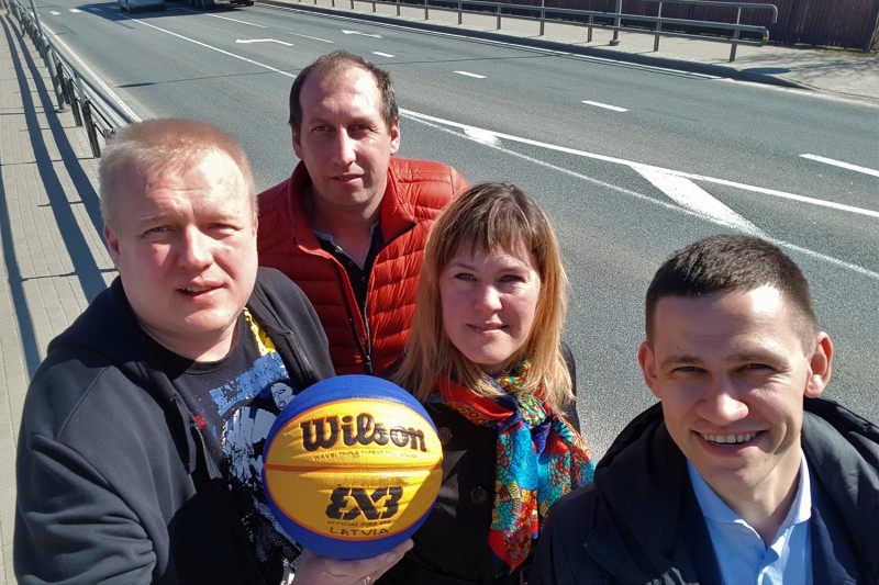 «A7 tūres» 3x3 basketbolā izveidotāji (no kreisās) – Renārs Buivids, Voldemārs Pārums, Līga Rimševica un Andris Petrovs – pie A7 šosejas.
Autors: Publicitātes foto.