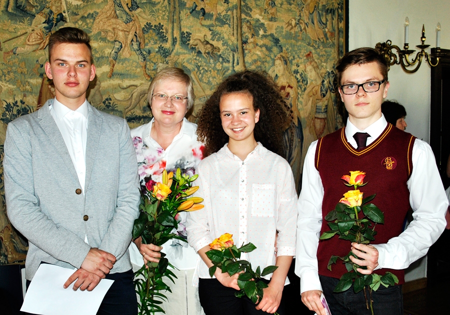 Olimpiāžu uzvarētāji Kārlis Banis (no kreisās), Klēra Maldute un Aleksis Jočs kopā ar skolotāju Aldu Baranovu.
Autors: Vilnis Auzāns