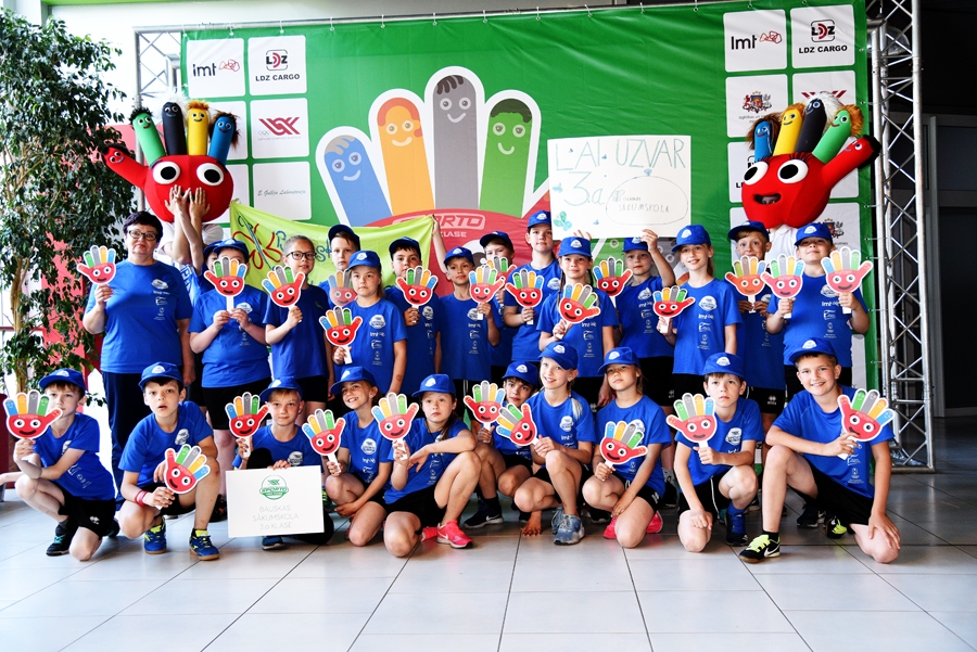 Bauskas sākumskolas 3.a klase projektā «Sporto visa klase».
Autors: Uldis Varnevičs