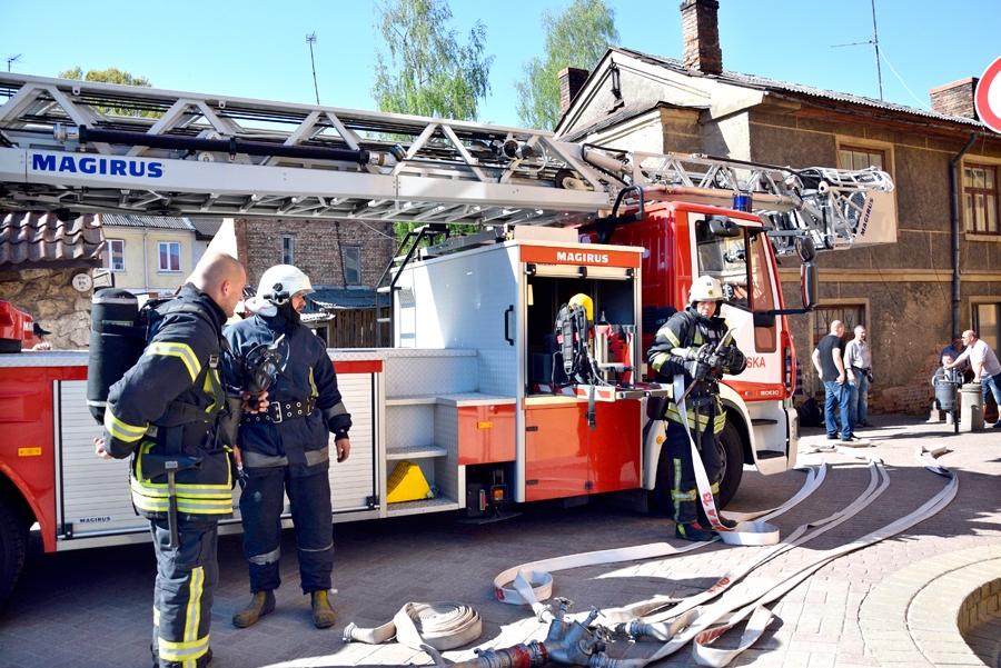 Glābēji meistarību un veiklību trenē mācībās. Vienas no tām aizritēja, «dzēšot» Bauskas kultūras centra ēku.
Autors: Ivars Bogdanovs