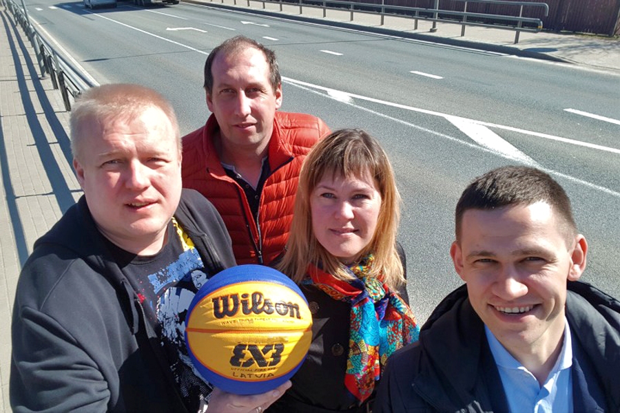 «A7 tūres» 3×3 basketbolā izveidotāji (no kreisās) – Renārs Buivids, Voldemārs Pārums, Līga Rimševica un Andris Petrovs – pie A7 šosejas.
Autors: Publicitātes foto