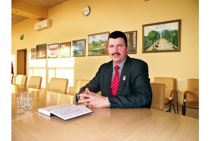 Domes priekšsēdētājs Arnolds Jātnieks līdz ievēlēšanai šajā amatā vadīja vides un attīstības komiteju. Tagad jāievēl jauns vadītājs, tomēr deputāti par to šonedēļ vēl nespēja vienoties.