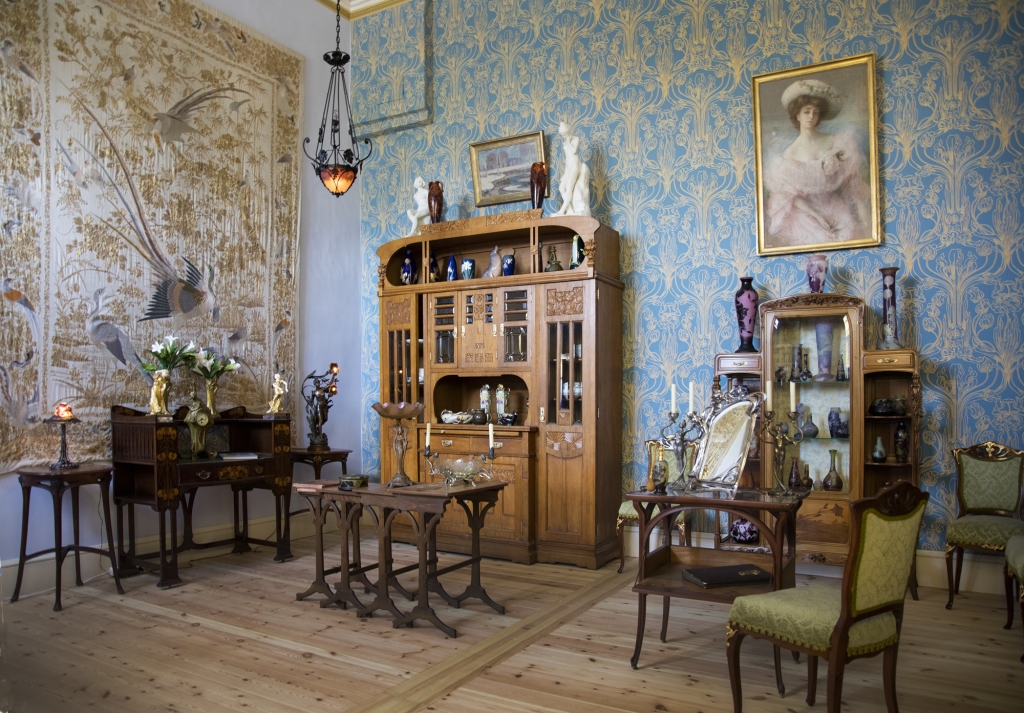 Šī telpa ir veltīta jūgendstilam, kas 19. gadsimta 90. gados nomainīja historismu un pastāvēja līdz Pirmajam pasaules karam. Eksponēti galvenokārt franču mākslinieku darbi – gan Luija Mažorela un Emīla Gallē mēbeles, gan brāļu Domu, Emīla Gallē, Andrē Delata un citu meistaru stikla izstrādājumu kolekcija.
Autors: Publicitātes foto.