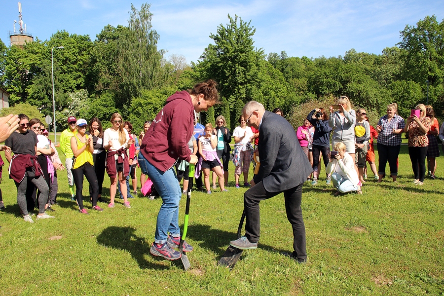 Simboliskās Latvijas robežzīmes uzstādīšana Rundāles novada Svitenē.
Autors: Ilvija Tetērina