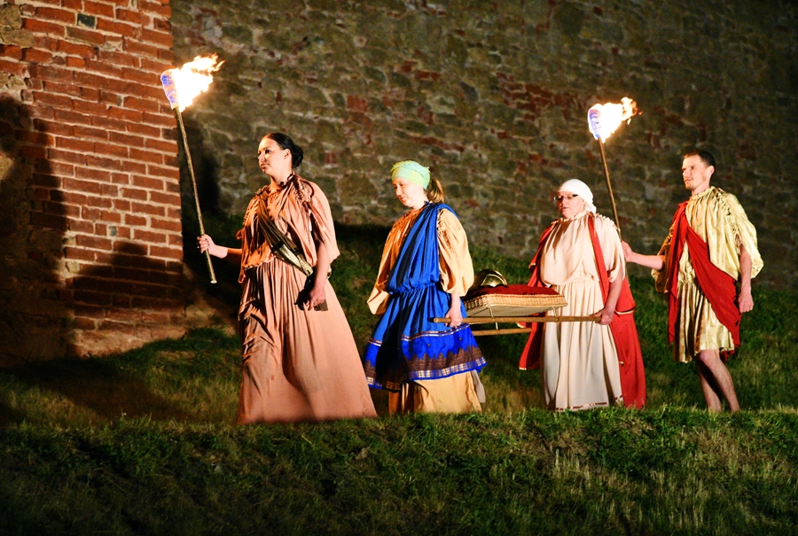 «Leģenda par raganu» – uzvedums pie Bauskas pils, lāpu izgaismots nakts tumsā.
Autors: Uldis Varnevičs