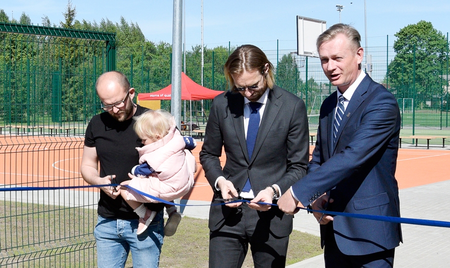 Stadiona atklāšanā tradicionālo lenti pārgriež Aivars Mačeks (no labās), Kaspars Gorkšs un Aleksejs Gorodins.
Autors: Ivars Bogdanovs
