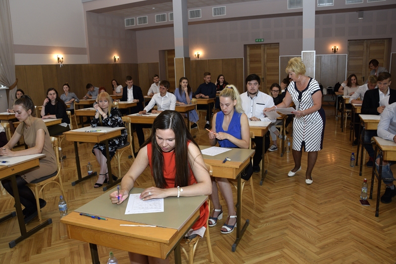 Centralizēto eksāmenu latviešu valodā kārto Bauskas Valsts ģimnāzijas 12. klases audzēkņi.
Autors: Ivars Bogdanovs