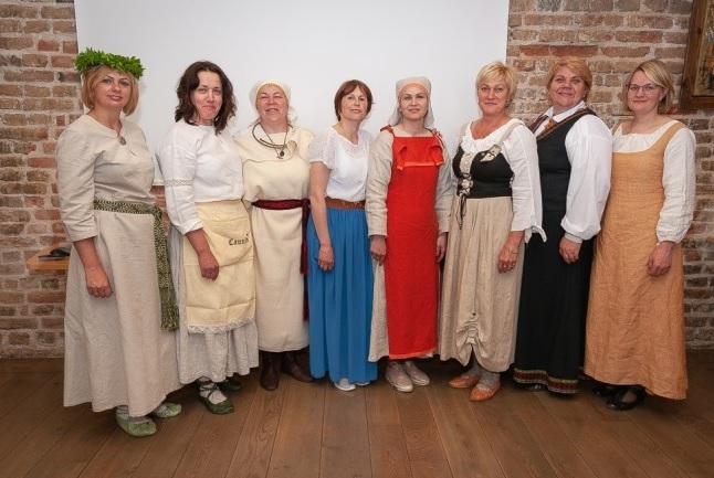 Tūrisma maršrutā “Zemgales saimnieces aicina ciemos!” no Bauskas novada iesaistījušās Daira Jātniece (trešā no kreisās) un Iluta Straģe (pirmā no labās).
Autors: zz.lv