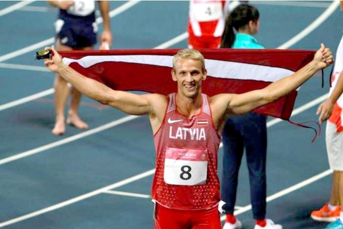 Varšavā neparastā daudzcīņā startēja Vecumnieku sportists Reinis Krēgers. 110 m barjerskrējienu viņš veica 15,92 sekundēs, tālumā aizlēca 6,92 m, bet šķēpu aizmeta 57,50 m. Trijās disciplīnās savāktā punktu summa – 2237 punkti – ierindoja Reini piektajā vietā.
Autors: No arhīva.