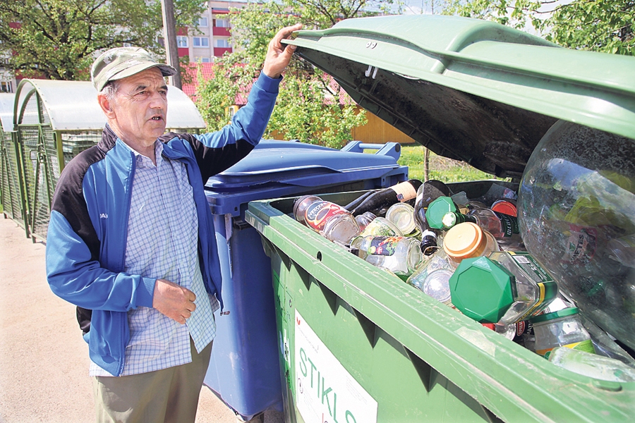 Aleksandrs Vasiļjevs novērojis, ka arī uz atkritumu tvertnēm ir uzrakstīts, ko drīkst un ko nedrīkst mest, bet daudzi to nelasot.
Autors: Gatis Bogdanovs
