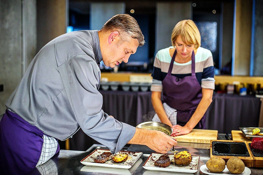 Raidījumā «Ēdiena daba» Krista Baumane un Ingmārs Ladigs dodas izzināt ēdiena dabu un seko gardāko Latvijas produktu ceļam no dobes, lauka un pļavas līdz pat pavāra virtuvei.
Autors: TV3 publicitātes foto