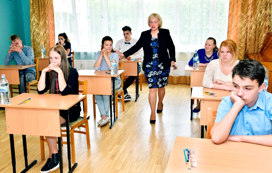 Mežotnes pamatskolas latviešu valodas skolotāja Gita Graudiņa katram devītklasniekam individuāli novēl sekmes eksāmenā.
Autors: Ivars Bogdanovs