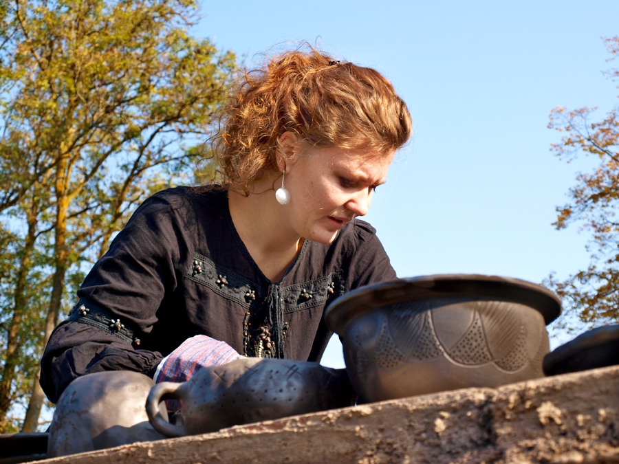 Laura Matilde Ikerte jau labi pārvalda trauku apdedzināšanas tehnoloģisko ciklu.
Autors: Solveiga Ikerte