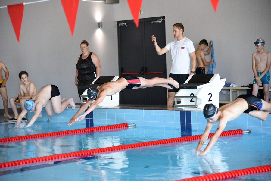 Bauskas baseinā aizvadītas pirmās skolēnu sacensības peldēšanā.