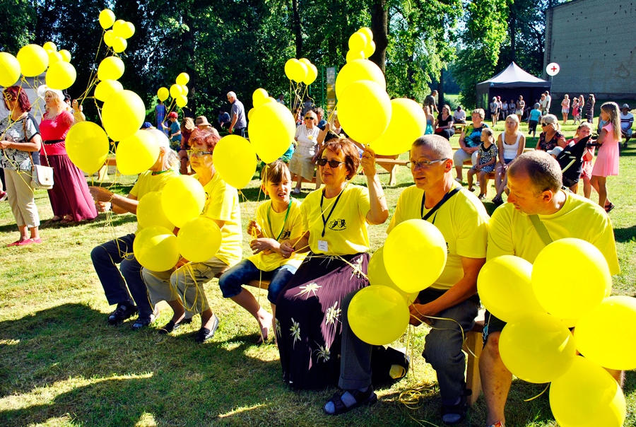 Vecsaulieši novada svētku noslēgumā sūta dzeltenu saules staru sveicienu nākamā gada pasākuma rīkotājiem – baušķeniekiem.
Autors: Vilnis Auzāns