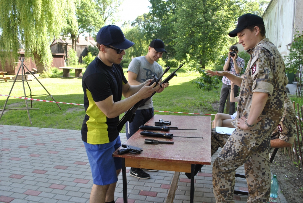 Ģimnāzisti saliek un izjauc triecienšauteni.
Autors: Vilnis Auzāns