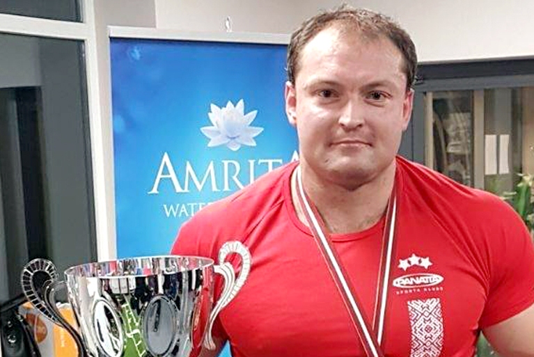 Jānis Ilgavižs laboja sev piederošo pasaules rekordu «trap bar» stieņa vilkmē.
Autors: no «Bauskas Dzīves» arhīva