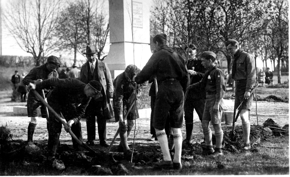 Apstādījumu ierīkošana pie Brīvības pieminekļa. Priekšplānā ar darbarīkiem skautu organizācijas dalībnieki, 20. gs. 30. gadi.
Autors: no Bauskas muzeja krājuma