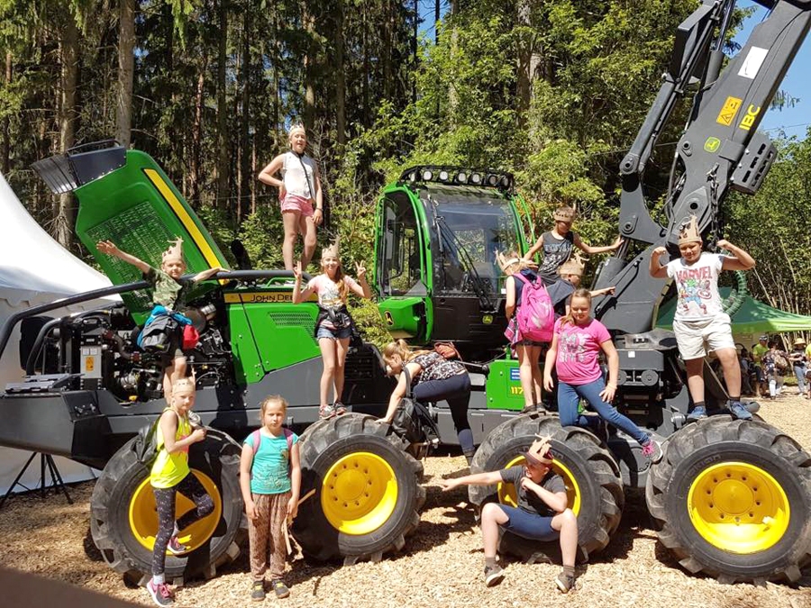 Misas vidusskolas 5. klases audzēkņi Tērvetē «Zaļās jostas» vides svētkos «Tīrai Latvijai!».
Autors: no skolas albuma