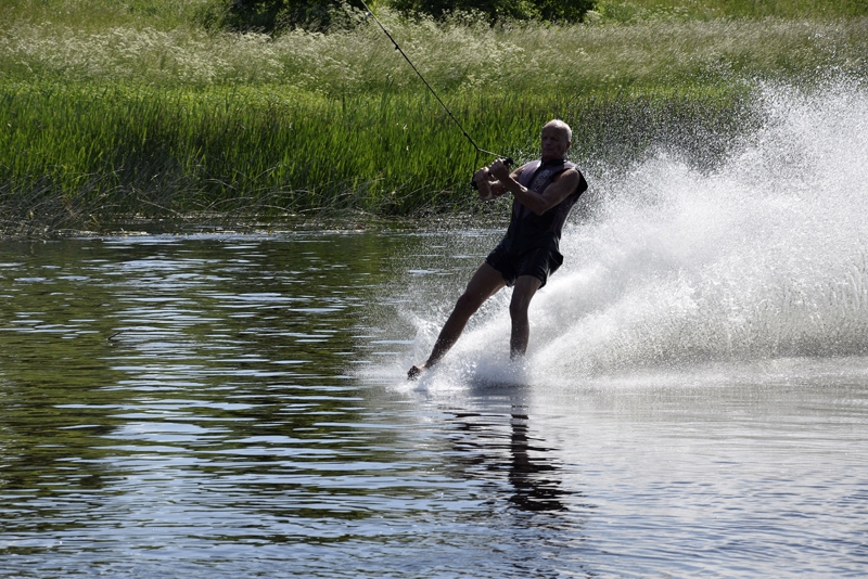 J.Osis demonstrē, ka uz ūdens var slīdēt uz pēdām.
Autors: Ivars Bogdanovs