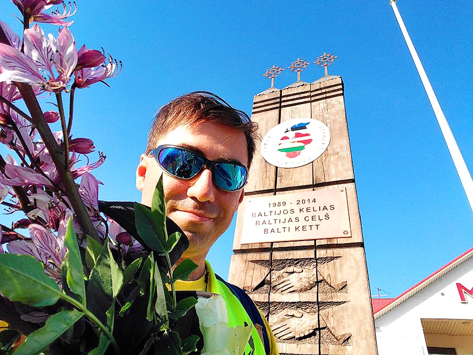 Katalonietis Džordi Arrufats pie «Baltijas ceļa» piemiņas zīmes Lietuvā, tepat pie Grenctāles.
Autors: no Dž. Arrufata albuma