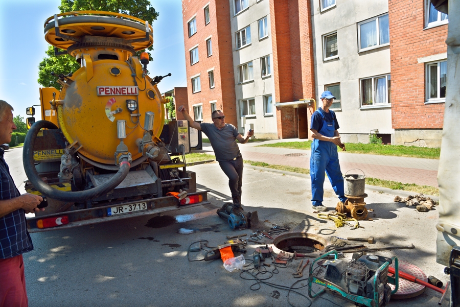 Vienu no lielākajām pēdējā laika ūdens noplūdēm nesen novērsa pie Dārza ielas 23. nama.
Autors: Uldis Varnevičs