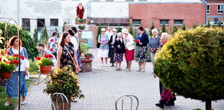 Baznīcu nakts dalībnieki Bauskas katoļu dievnama dārzā. Vidū – pasākuma organizētāja Aija Ušerovska, no labās – monsinjors Jānis Zviedrāns.
Autors: Uldis Varnevičs