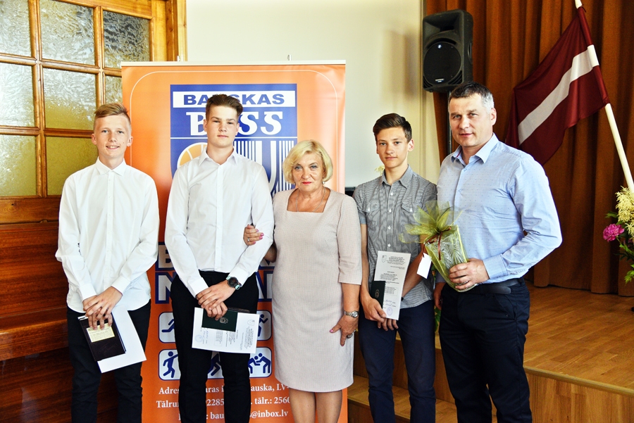 Sportistus sveica sporta skolas direktore Biruta Grantiņa un treneris Normunds Grunckis. Sporta skolas V20 programmu florbolā absolvēja Matīss Dulbe (no kreisās), Everts Janušauskis un Reinis Jānis Krīgalis.
Autors: Uldis Varnevičs