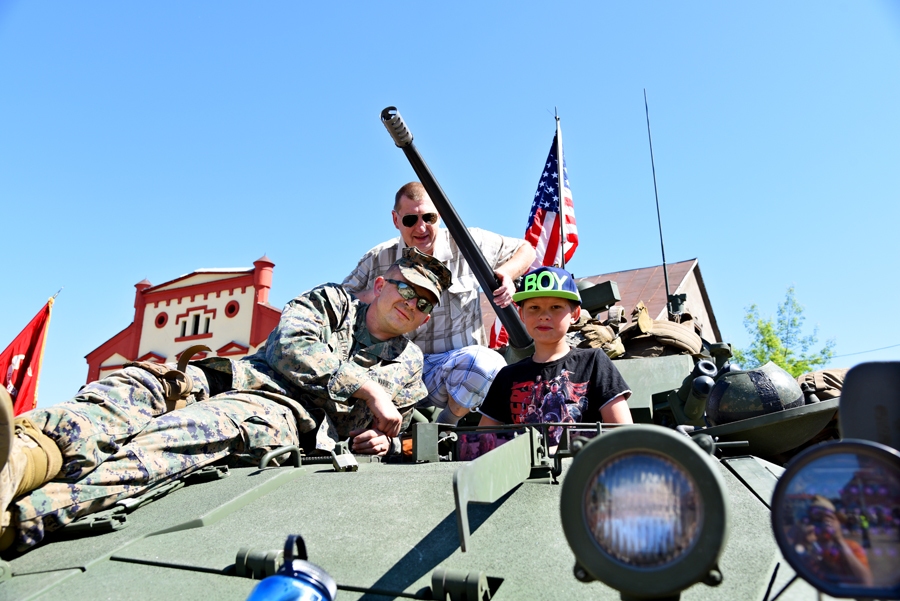 ASV jūras kājnieks Luiss kaujas transportu izrāda Pēterim (no labās) un Guntaram Strazdiņiem.
Autors: Uldis Varnevičs