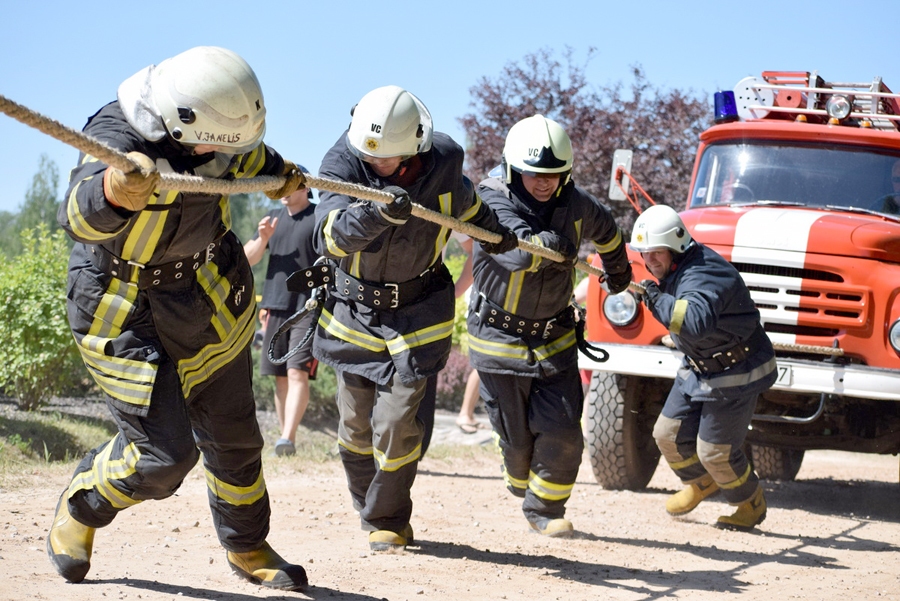 Vīri velk automobili «ZIL-130».
Autors: Žanna Zālīte