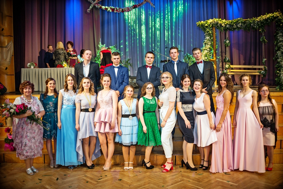 12. klases izlaidumu Īslīcē svin 17 jauniešu.
Autors: ELĪZA STELLA ŠTRAUMANE