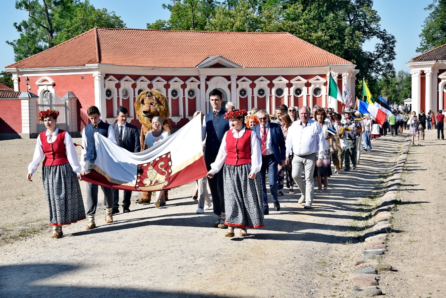 Gājiens ievijas Rundāles pils pagalmā.
Autors: Ivars Bogdanovs