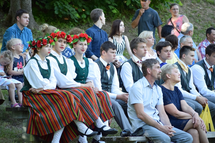 Skolas jubileja pulcēja daudz apmeklētāju.
Autors: Žanna Zālīte