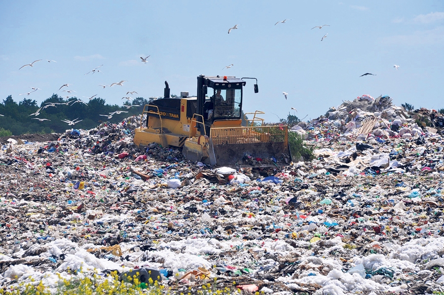 Ar īpašu smago tehniku atkritumus uzved kalnā, izber un izlīdzina, lai tie sāktu trūdēt un izdalītu gāzi.
Autors: Dainis Ģelzis