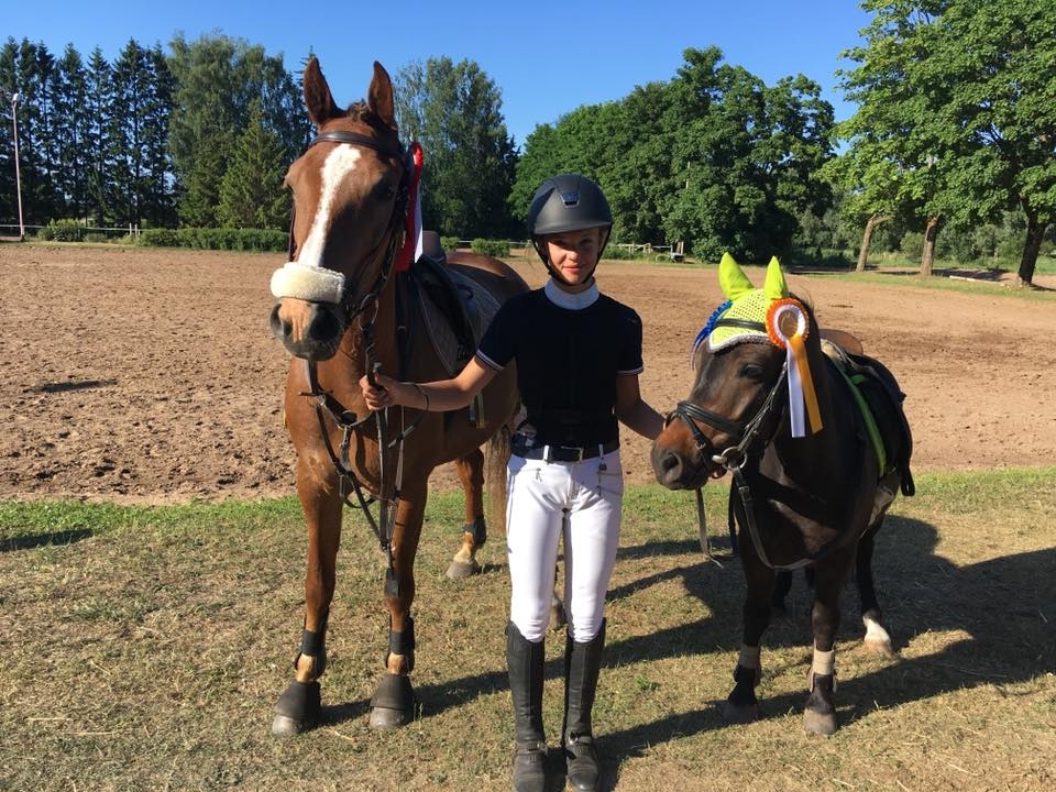 Nikola Marčenkova ar ponijiem Dancing Grace un Džoniju.
Autors: No albuma.